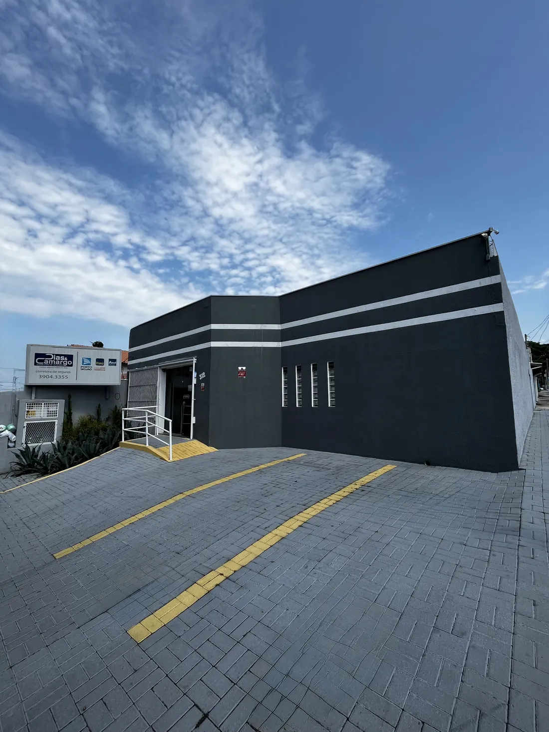 Fachada da Dias & Camargo Corretora de Seguros na Rua Martins Fontes, 312, em São José dos Campos